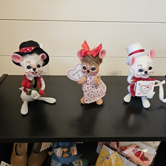 Analee - Picture 1 of 2